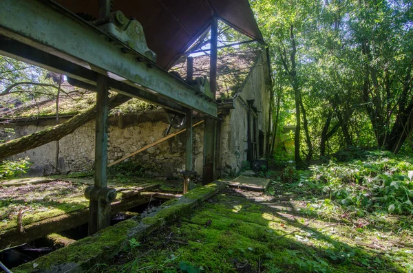 Construção Fábrica Abandonada Uma Floresta — Fotografia de Stock