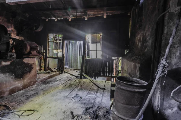 Wasserfall Mit Licht Einer Alten Fabrik — Stockfoto