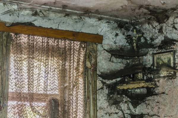 Окно и крест в углу в доме
