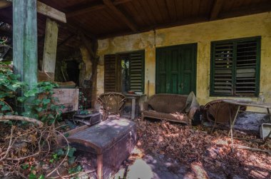 Bir şehrin ortasında terk edilmiş bir köşkün Teras