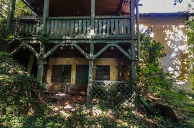 terk edilmiş bir villa ahşap Teras