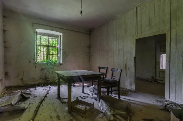 带桌子和扶手椅的旧房间 — 图库照片