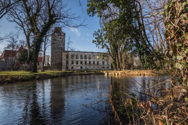 Antico Castello Con Alberi Ruscello Autunno — Foto Stock