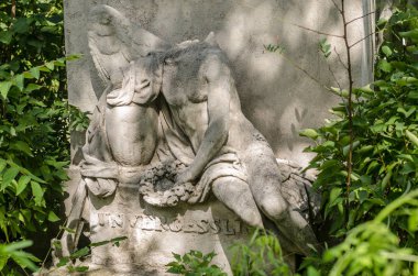 bir mezarda bir kafa olmadan taş rakam