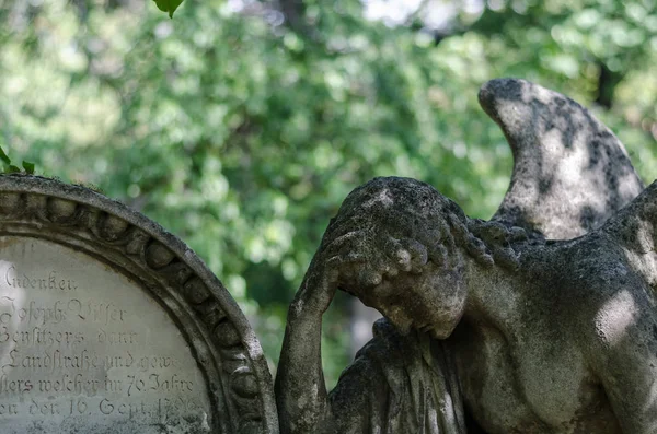 Figura de anjo em um detalhe grave — Fotografia de Stock