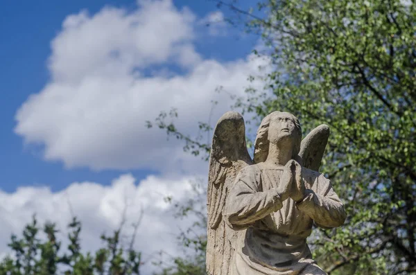 Pregando statua e cielo — Foto Stock
