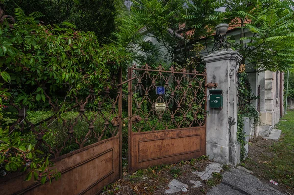 Gesmolten toegangspoort van een villa — Stockfoto