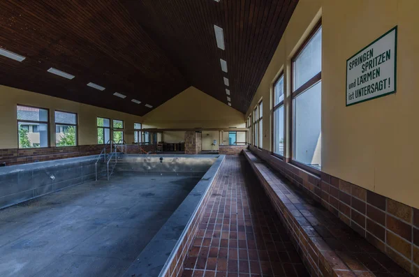 Señal de prohibición en piscina abandonada —  Fotos de Stock