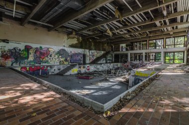 eski kapalı havuz tahrip