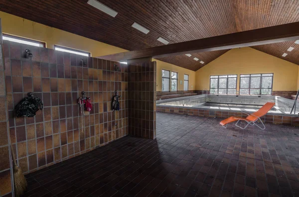 放棄されたレジャーセンターの入浴エリア — ストック写真