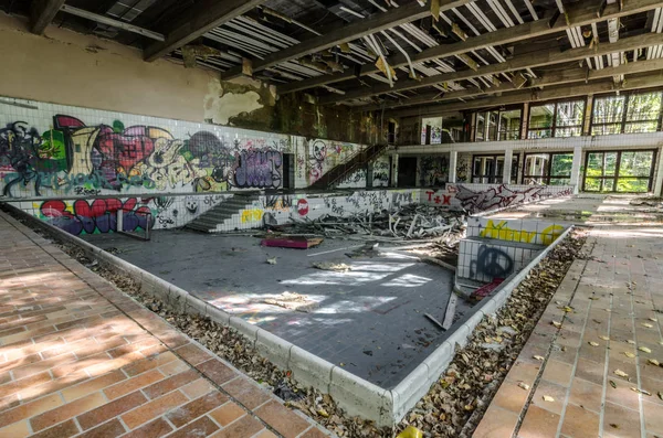 Dilapidated indoor pool — Stock Photo, Image