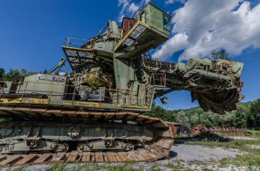 gökyüzü ve bulutlar ile kova tekerlek ekskavatör