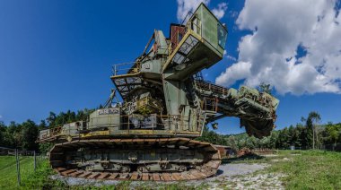 gökyüzü ve bulutlar panorama ile kova tekerlek ekskavatör