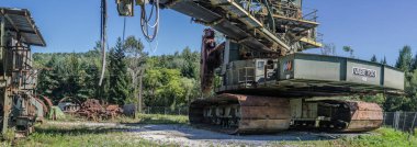 dağlarda kova tekerlek ekskavatör detay panorama