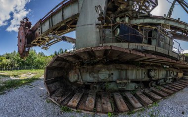 arazi geniş açı üzerinde eski kova tekerlek ekskavatör