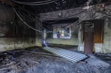 yanmış bir fabrika odasında borular