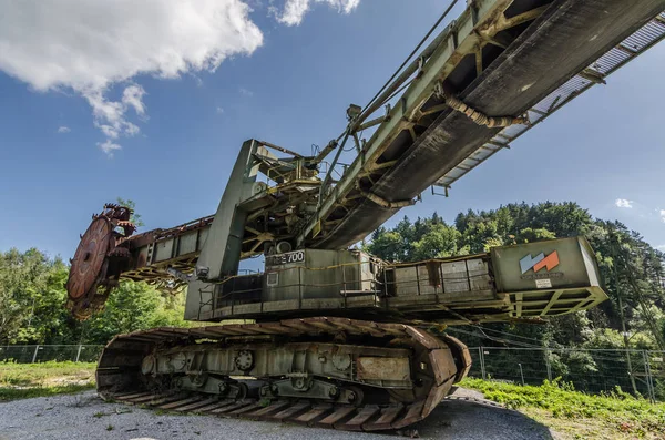 Breed hoekaanzicht van een emmerwielgraafmachine — Stockfoto