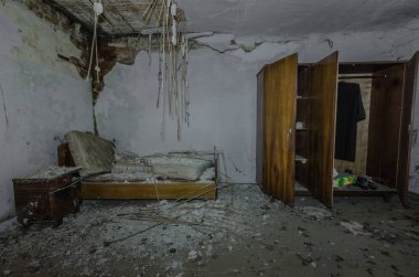 ıssız bir evde kutu ile yatak
