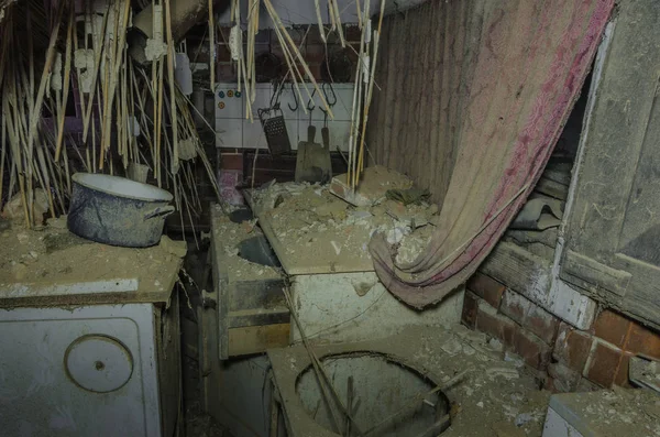 Velha cozinha desmoronada — Fotografia de Stock