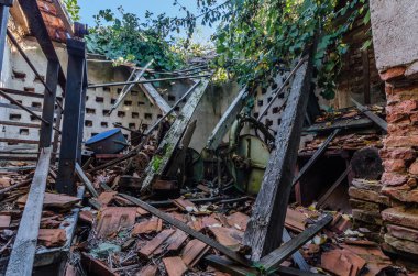 çökmüş çiftlik evi