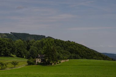 bir ev ile yeşil doğa