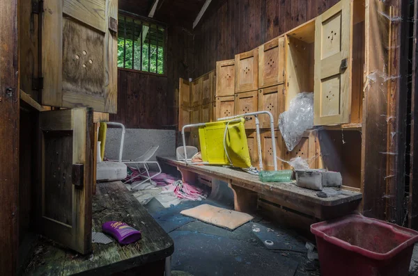 Vestiaires dans vieux bain de forêt — Photo