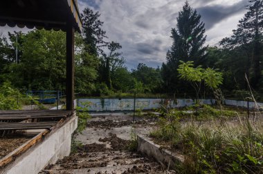terk edilmiş yüzme havuzu clubhouse