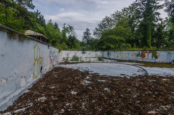 Piscina abandonada — Fotografia de Stock