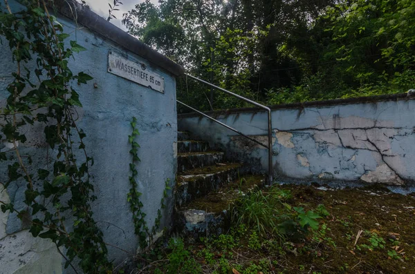 Profundidade de água em uma piscina exterior — Fotografia de Stock