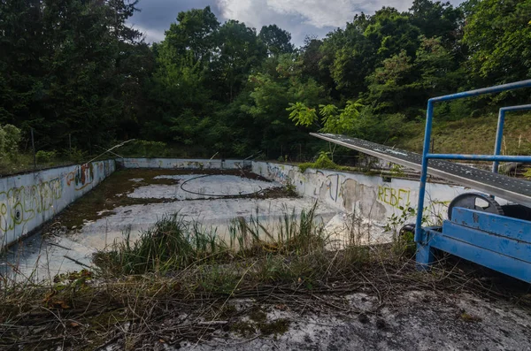 Piscina vazia em uma floresta — Fotografia de Stock