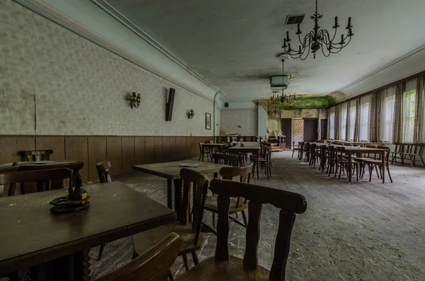Salão de baile com mesas e poltronas em uma casa de hóspedes — Fotografia de Stock