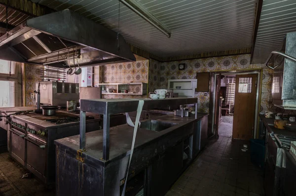 Cocina oscura en casa de huéspedes abandonada — Foto de Stock