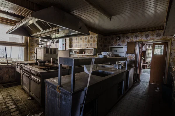 Tmavá kuchyně ve starém hostinském domě — Stock fotografie