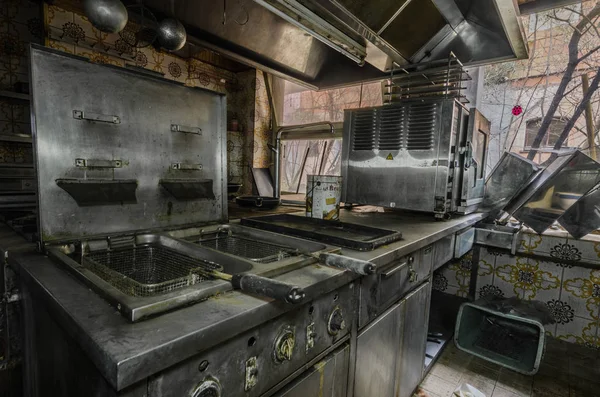 Staré fritézy v kuchyni — Stock fotografie