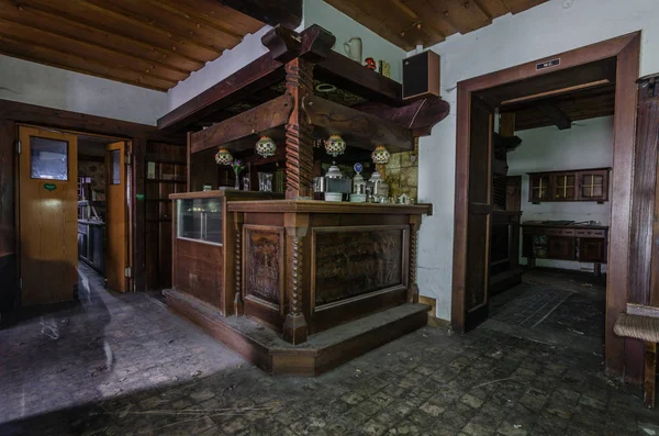 Meubles en bois dans la vieille maison d'hôtes — Photo