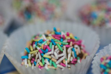 bir bisküvi üzerinde renkli sprinkles