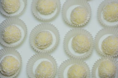 hindistan cevizi ile parlak topları