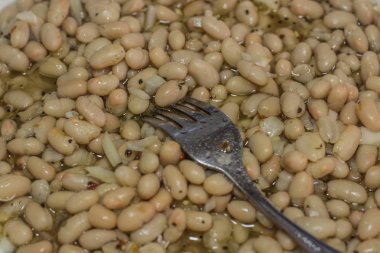 çatal ile taze fasulye salatası