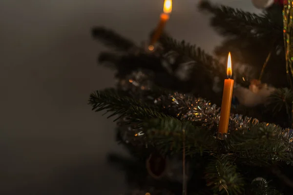 Brandende kaars op kerstboom — Stockfoto