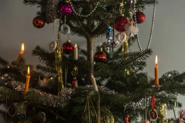 Kerstboom en brandende kaarsen — Stockfoto