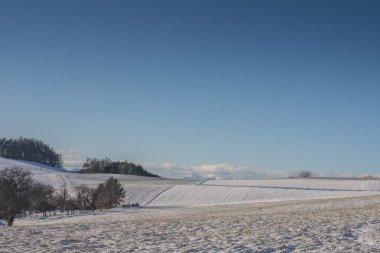 kar ve mavi gökyüzü ile manzara