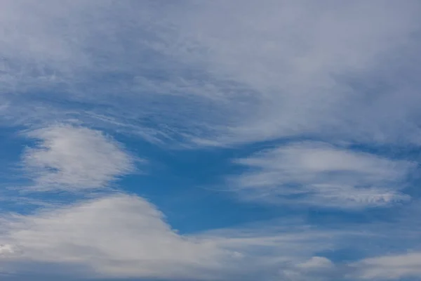 Мягкие облака в небе — стоковое фото
