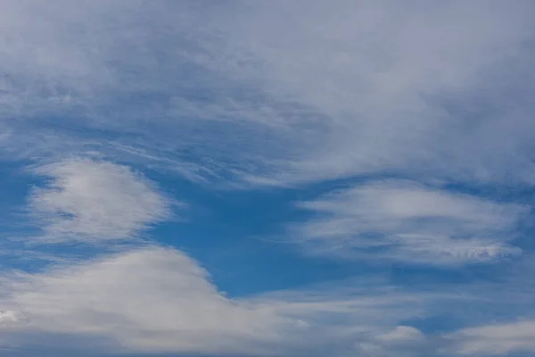 Nuages doux dans le ciel — Photo