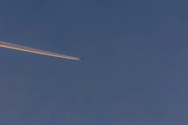 Голубое небо и самолет — стоковое фото