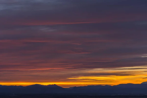 Kolorowe chmury o zachodzie słońca z górami — Zdjęcie stockowe