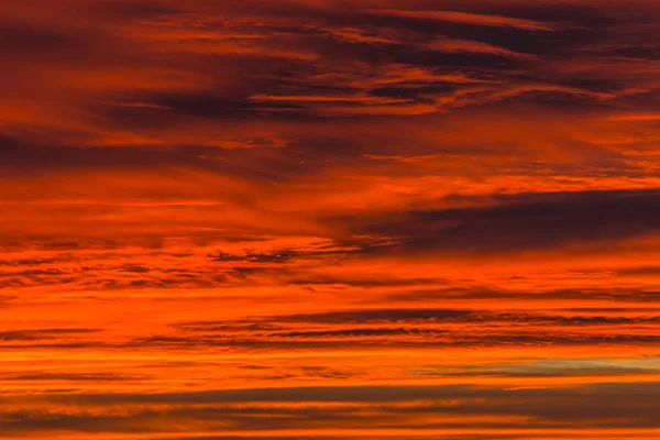 Brandende rode wolken — Stockfoto