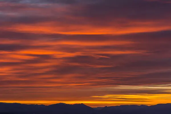 Kleurrijke wolken tijdens een zonsondergang — Stockfoto