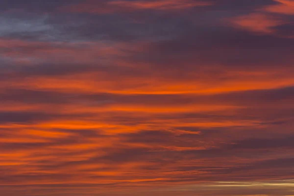 Nuages colorés dans le ciel — Photo