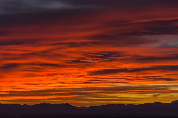 Couleurs rouges dans le ciel avec des montagnes — Photo