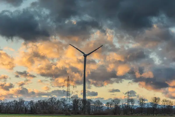 Molino de viento único con nubes de colores — Foto de Stock